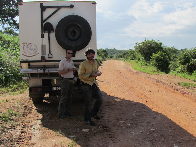 comiendo un tenete en pie